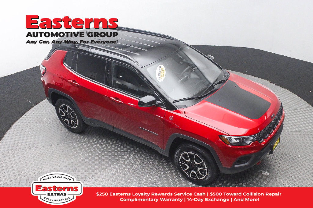 Used 2025 Jeep Compass Trailhawk AWD/4WD image 4