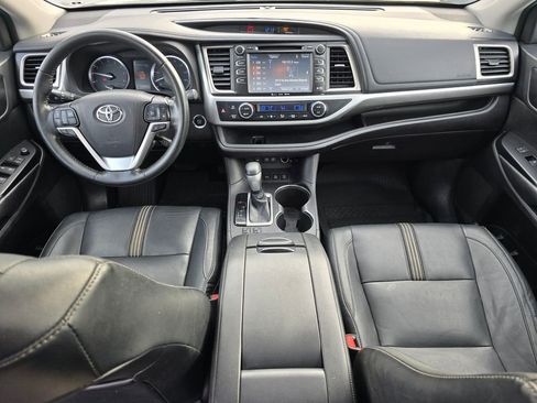 Used 2018 Toyota Highlander SE image 18