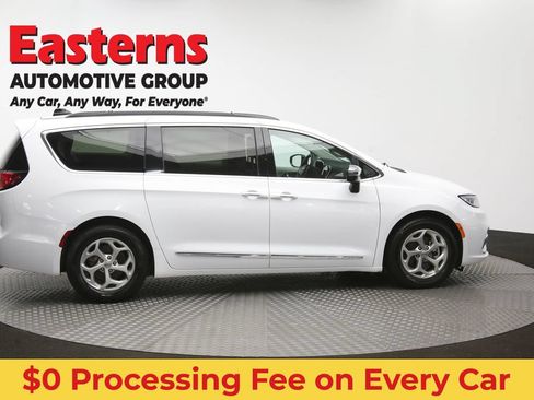 Used 2023 Chrysler Pacifica Limited FWD image 47