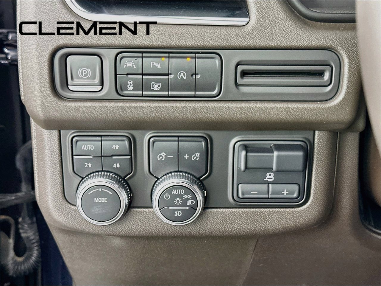 Used 2023 GMC Yukon SLT w/ SLT Premium Package AWD/4WD image 14