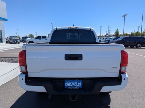 Used 2017 Toyota Tacoma TRD Off-Road w/ Premium & Technology Package AWD/4WD image 34