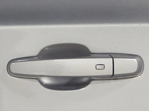 Used 2019 Chevrolet Traverse LS FWD image 16