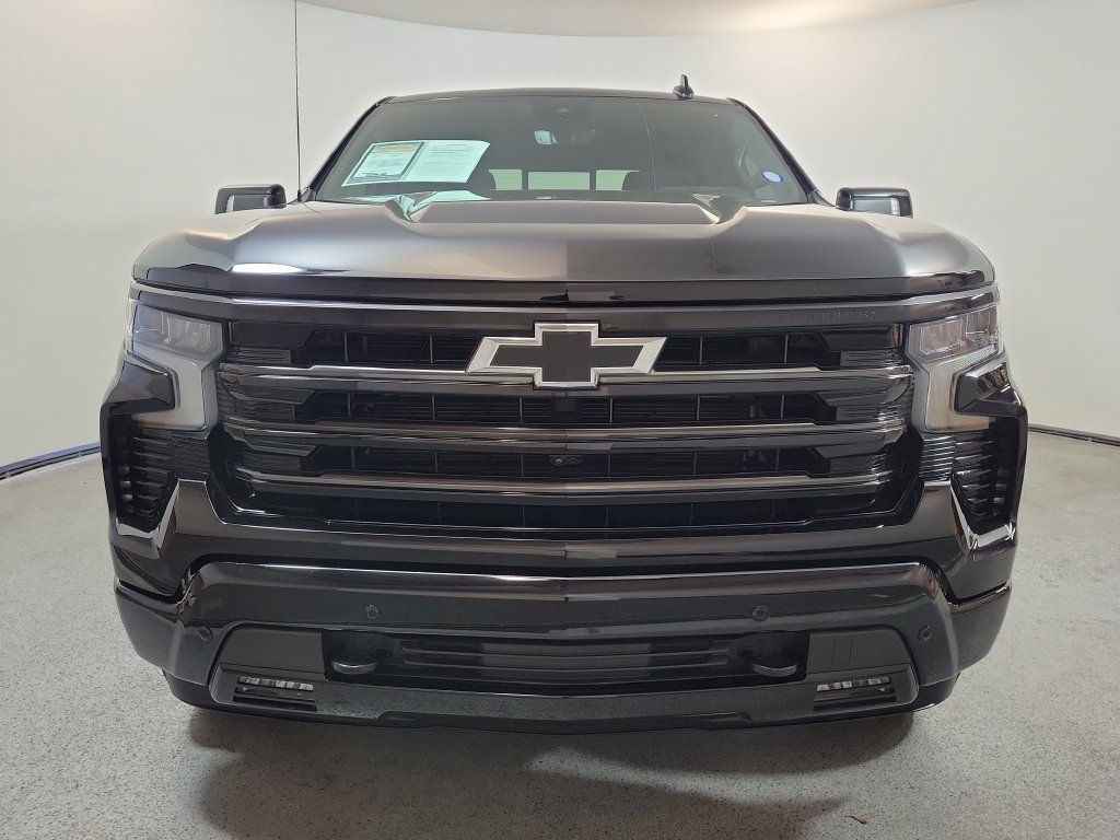 Used 2025 Chevrolet Silverado 1500 High Country w/ Midnight Edition AWD/4WD image 2