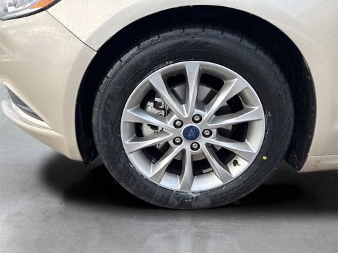 Used 2017 Ford Fusion SE w/ Fusion SE Technology Package image 29