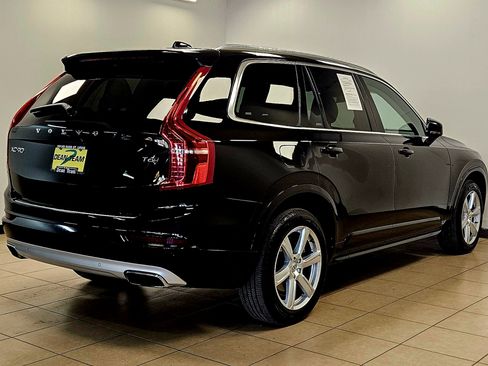Used 2021 Volvo XC90 T6 Momentum image 4