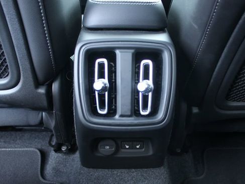 Used 2025 Volvo XC40 B5 Plus image 36