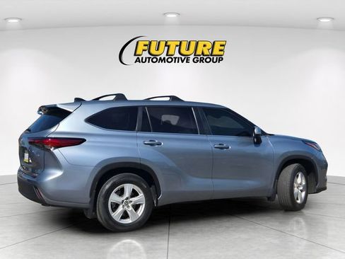 Used 2023 Toyota Highlander LE image 3