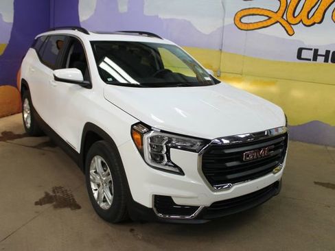 Used 2024 GMC Terrain SLE w/ Driver Convenience Package FWD image 2