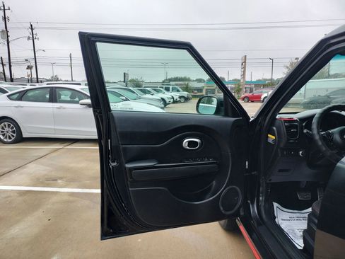 Used 2015 Kia Soul + image 17