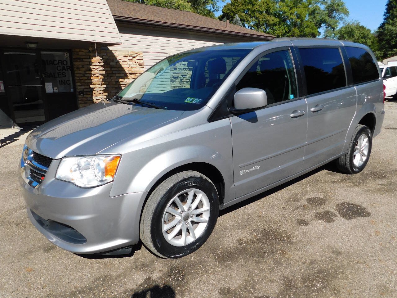 Used 2016 Dodge Grand Caravan SXT w/ Rear Park Assist Package FWD image 8