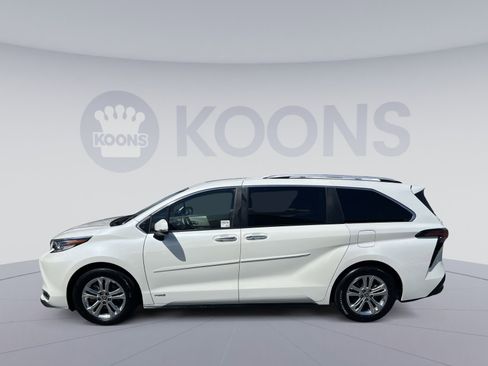 Used 2021 Toyota Sienna Platinum AWD/4WD image 2