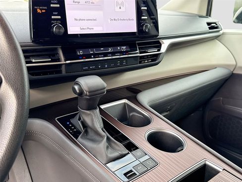 Used 2024 Toyota Sienna LE image 16