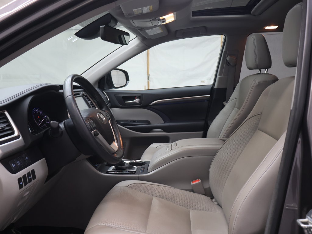 Used 2018 Toyota Highlander Limited w/ Carpet Mat Package (TMS) AWD/4WD image 16