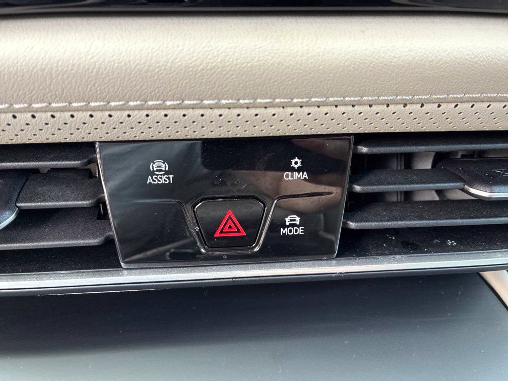 Used 2024 Volkswagen Atlas SE AWD/4WD image 23