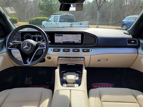 Used 2025 Mercedes-Benz GLS 450 4MATIC image 16