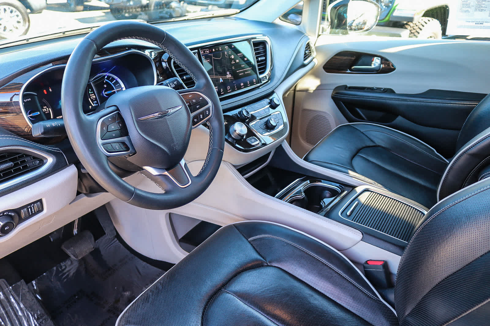 Used 2023 Chrysler Pacifica Limited FWD image 17