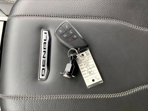 Used 2025 GMC Yukon XL Denali AWD/4WD image 15