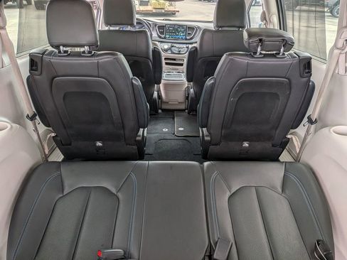Used 2021 Chrysler Pacifica Touring-L FWD image 35