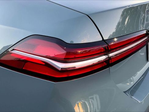 Used 2024 BMW 530i w/ Convenience Package image 32