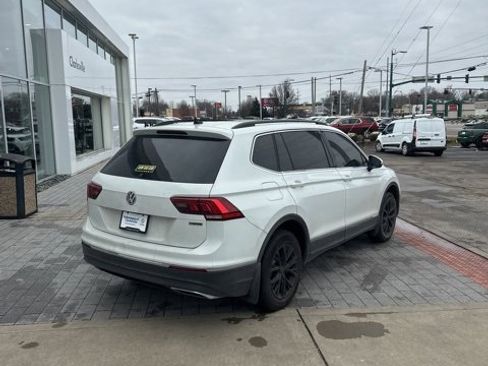 Used 2020 Volkswagen Tiguan SE w/ Panoramic Sunroof Package image 8