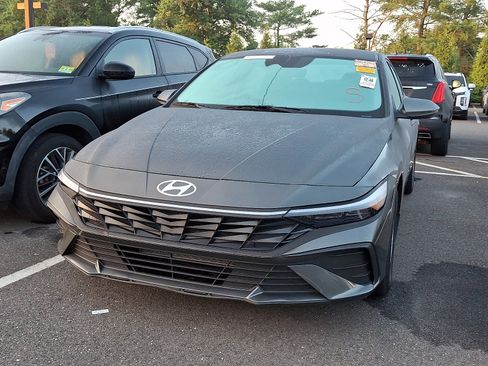 Used 2025 Hyundai Elantra SE FWD image 2