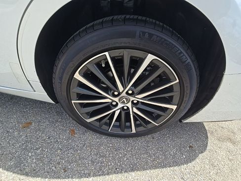 Used 2024 Lexus ES 350 w/ Premium Package image 10