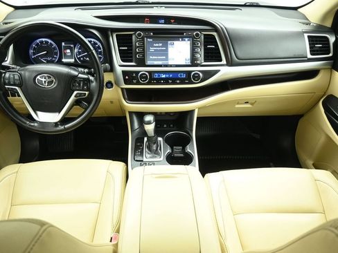 Used 2018 Toyota Highlander XLE AWD/4WD image 24