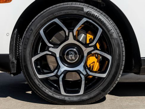 Used 2024 Rolls-Royce Cullinan Black Badge image 13