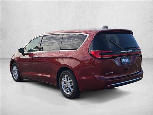 Used 2023 Chrysler Pacifica Touring-L FWD image 8