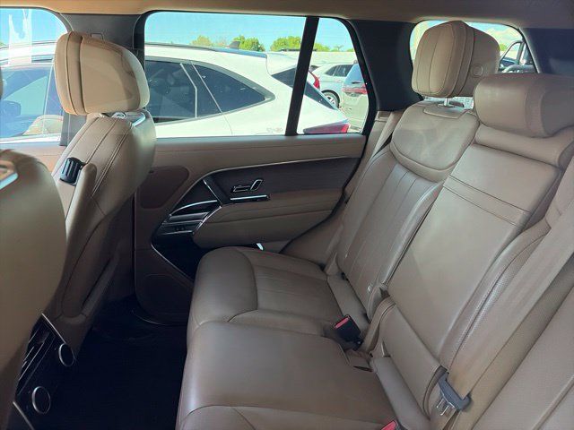 Used 2025 Land Rover Range Rover SE AWD/4WD image 6