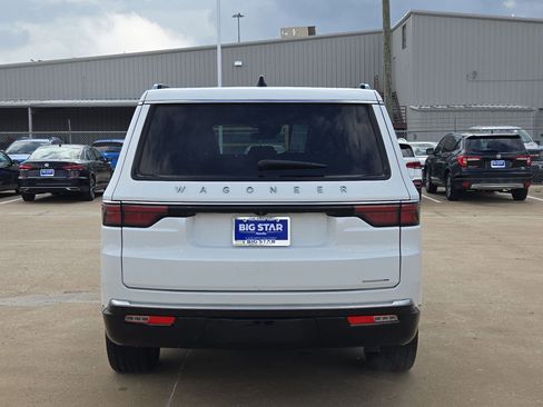 Used 2024 Jeep Wagoneer Series II w/ Flexible Seating Group RWD image 5