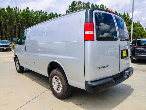 Used 2024 Chevrolet Express 2500 w/ Driver Convenience Package RWD image 4
