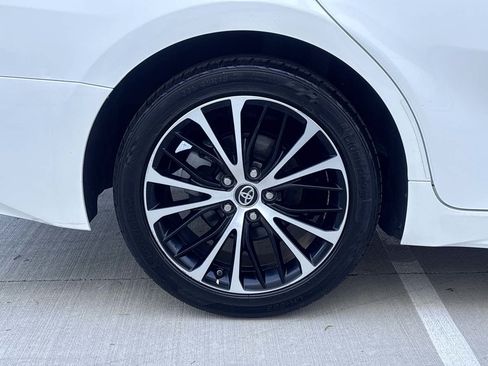 Used 2019 Toyota Camry SE w/ Carpet Mat Package FWD image 9
