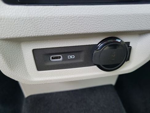 Certified 2023 Volkswagen Tiguan SE w/ Panoramic Sunroof Package FWD image 11