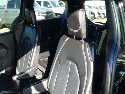Certified 2025 Chrysler Pacifica Select FWD image 12
