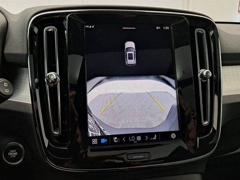 Used 2024 Volvo XC40 B5 Core image 18