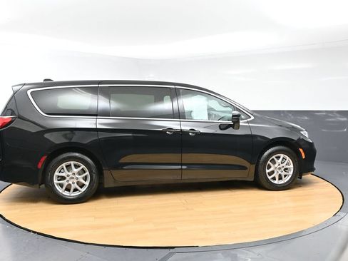 Used 2025 Chrysler Pacifica Select FWD image 43