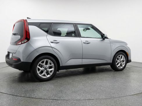 Used 2025 Kia Soul LX w/ LX Technology Package FWD image 9
