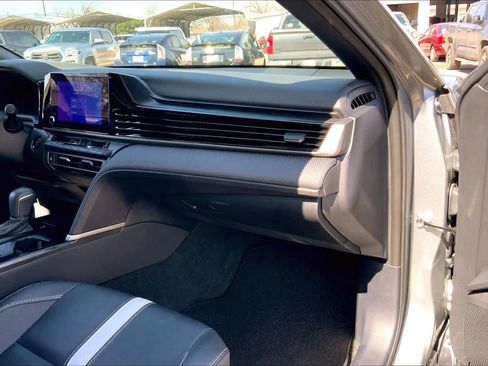 Used 2025 Toyota Camry SE w/ Convenience Package image 18