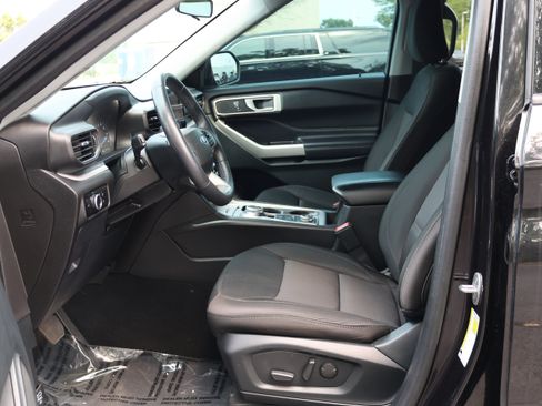 Used 2023 Ford Explorer XLT AWD/4WD image 26