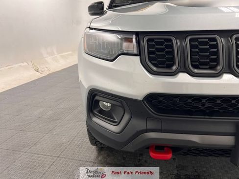 Used 2025 Jeep Compass Trailhawk AWD/4WD image 11