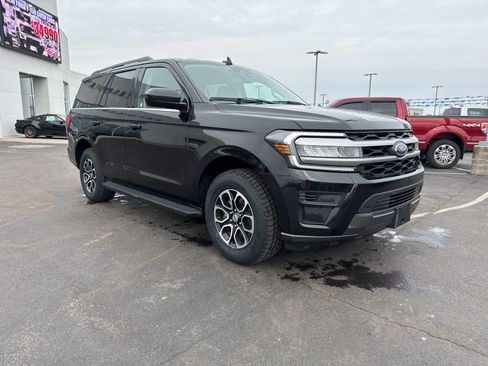 Used 2024 Ford Expedition XLT image 3