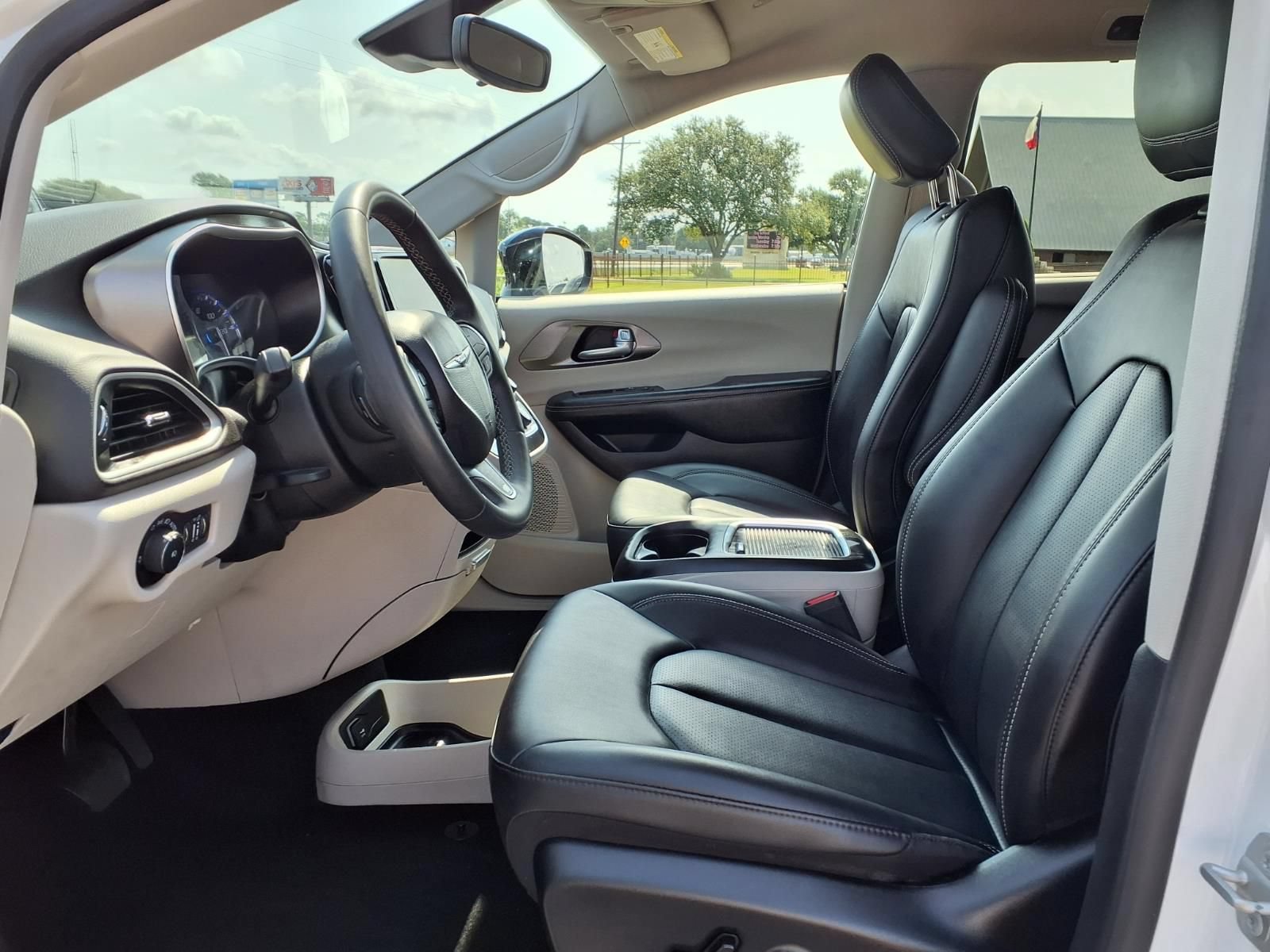 Used 2024 Chrysler Pacifica Touring-L FWD image 12