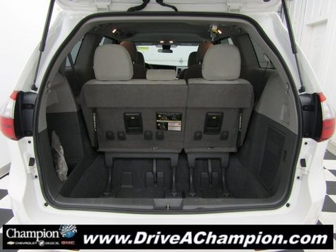 Used 2020 Toyota Sienna L image 11