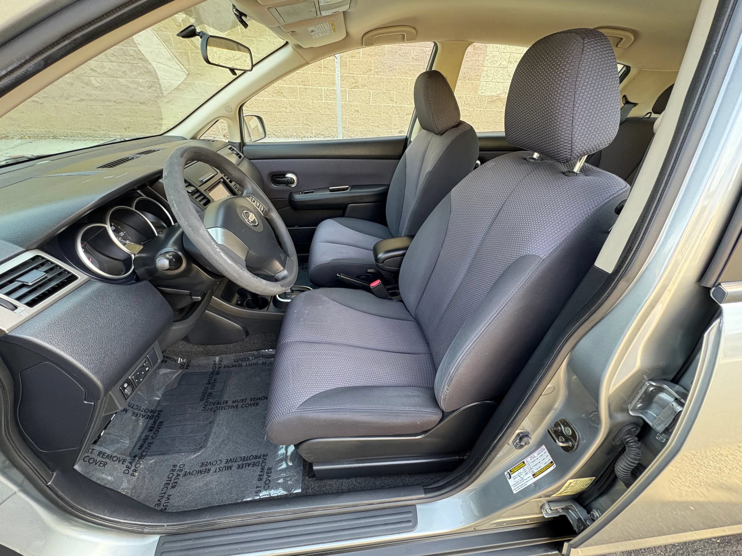 Used 2007 Nissan Versa Hatchback FWD image 9