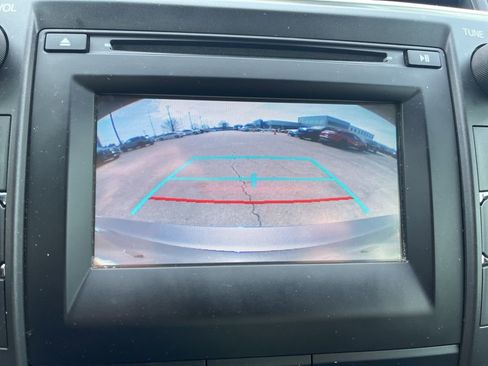 Used 2017 Toyota Camry SE image 9