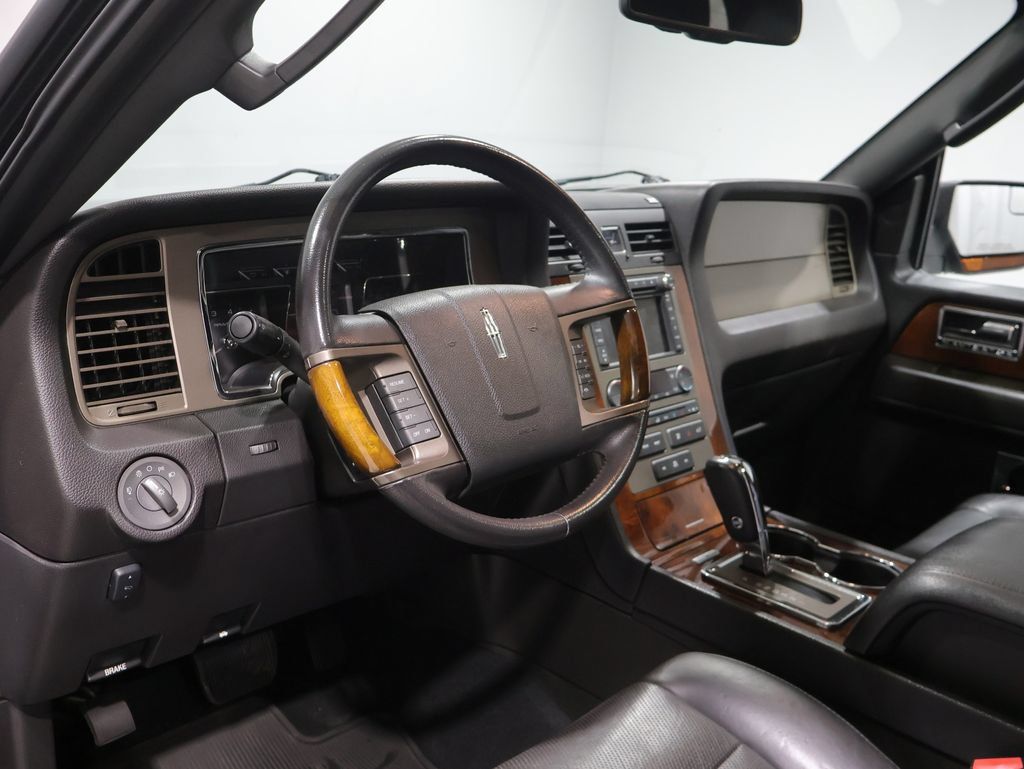 Used 2012 Lincoln Navigator 4WD image 25