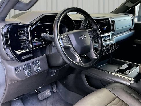 Used 2024 Chevrolet Silverado 2500 ZR2 w/ Technology Package AWD/4WD image 4