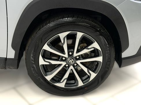 Used 2025 Toyota Corolla Cross XLE FWD image 11