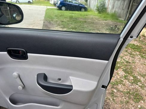 Used 2010 Hyundai Accent GLS FWD image 23